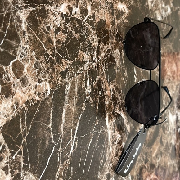 New with tags QUAY sunglasses - Picture 2 of 2